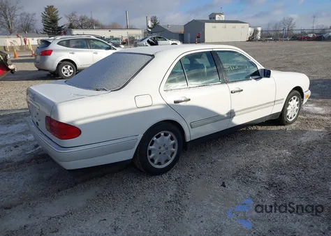1997 Mercedes-Benz E 320 z USA, uszkodzony, nr VIN WDBJF55F4VJ025240